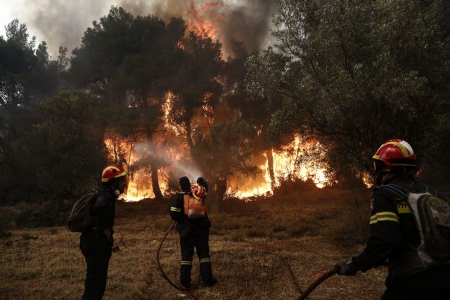 Συνεχίζουν τη μάχη με τις φλόγες οι πυροσβέστες στα Δερβενοχώρια